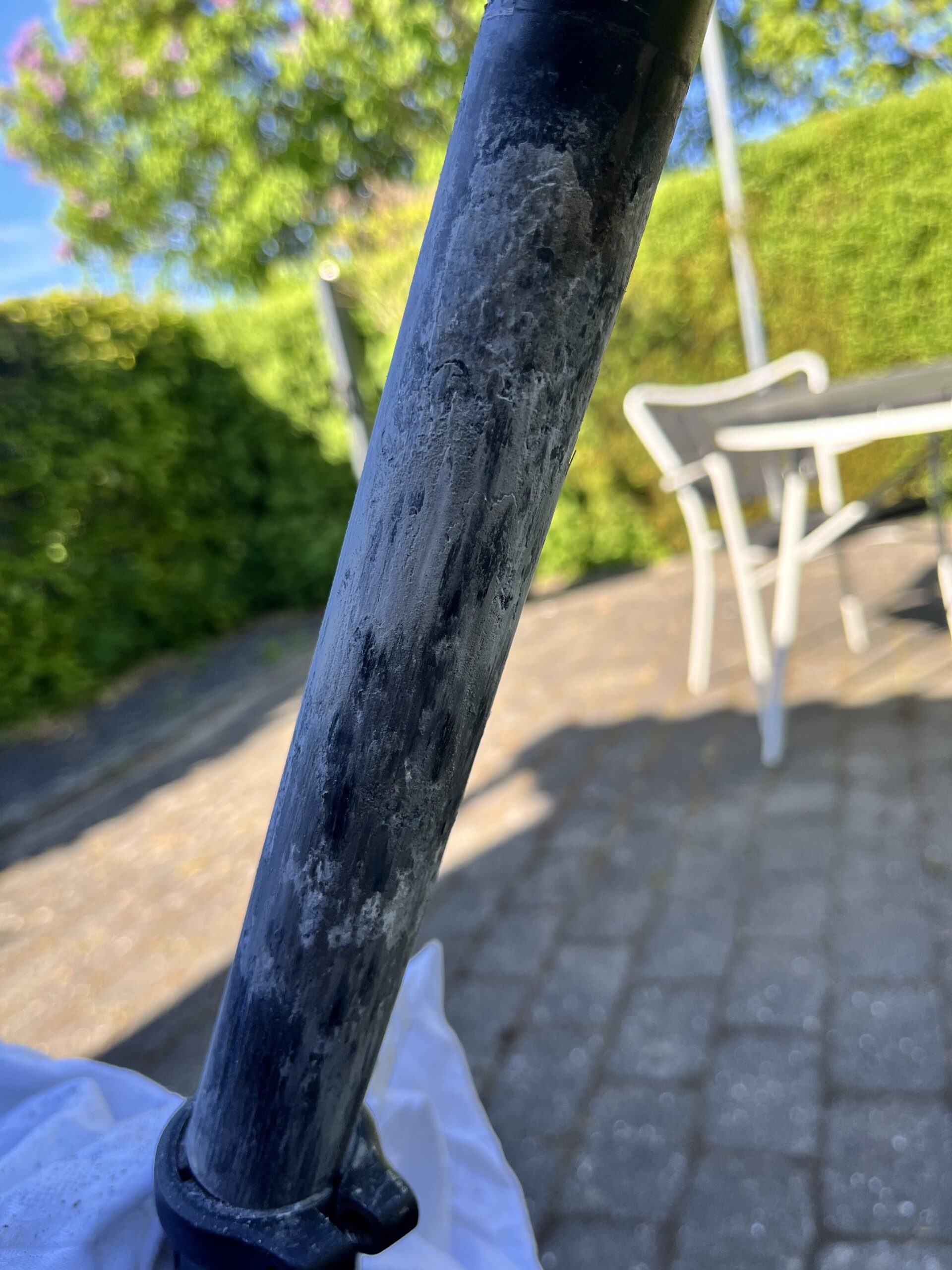 Sadelpind trukket ud, der ses tydelig tegn på galvanisk korrosion.